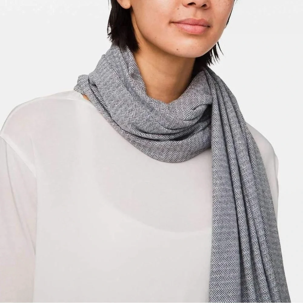 Lululemon Vinyasa Scarf Womens Light Gray Soft Arrow/Chevron Pattern Snap On